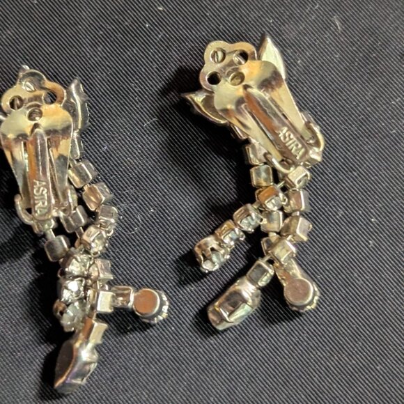 Vintage Astra Rhinestone Cat Clip-On Earrings Dangling Crystal Silver-Tone Jewel - Picture 3 of 5